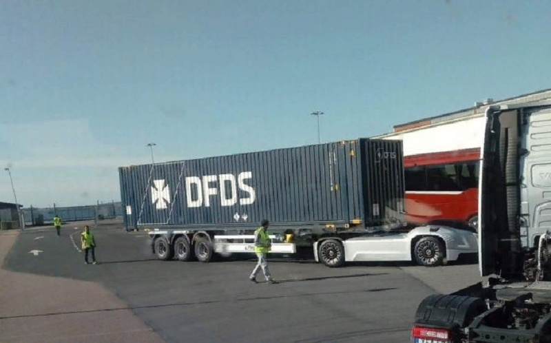 тягач Volvo Trucks с прицепом